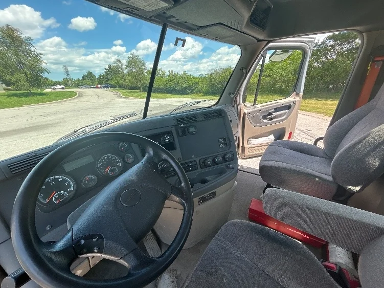 2020 Freightliner Cascadia in Rochester, NY — photo 10