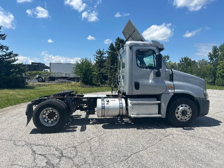 2020 Freightliner Cascadia in Rochester, NY — photo 8