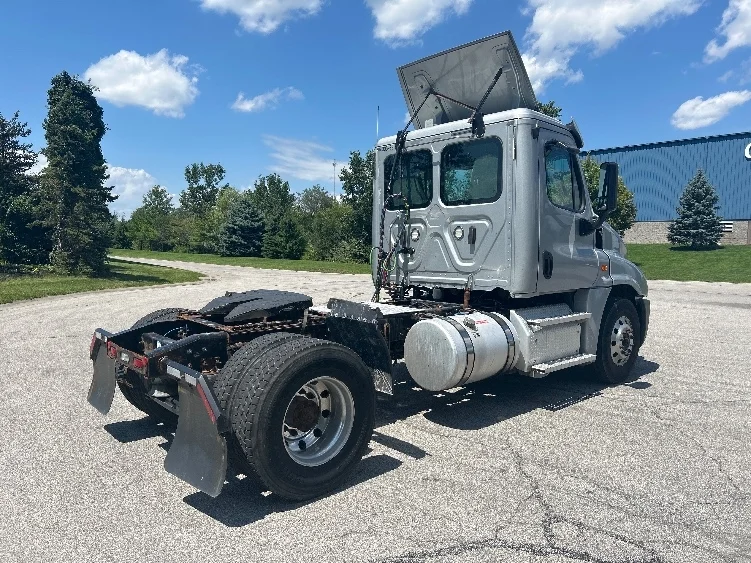 2020 Freightliner Cascadia in Rochester, NY — photo 7