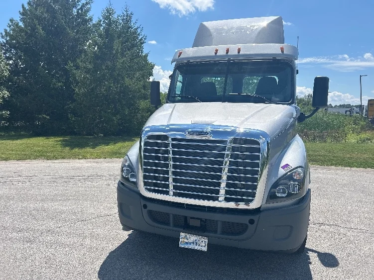 2020 Freightliner Cascadia in Rochester, NY — photo 2