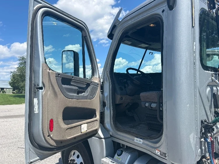2020 Freightliner Cascadia in Rochester, NY — photo 9