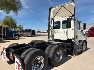 2021 Freightliner Cascadia - image 3