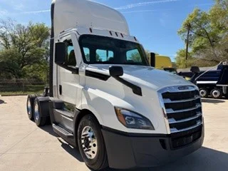 2021 Freightliner Cascadia - image 2