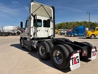 2021 Freightliner Cascadia - image 5