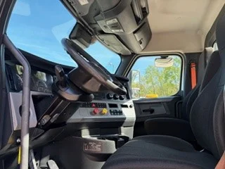 2021 Freightliner Cascadia - image 7