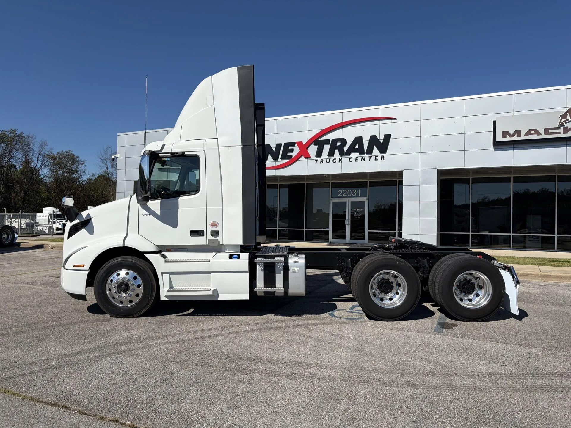 2026 Volvo VNR 640 - image 8