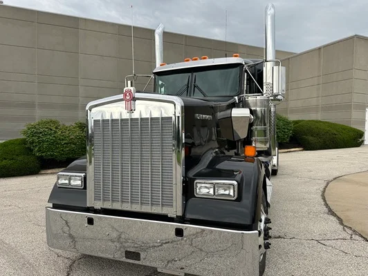 2027 Kenworth W900 in Olathe, KS — photo 2