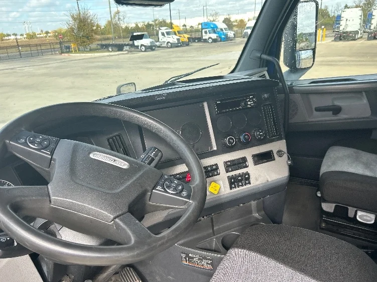 2020 Freightliner Cascadia - image 10