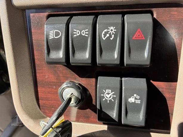 2023 Peterbilt 389 - image 35