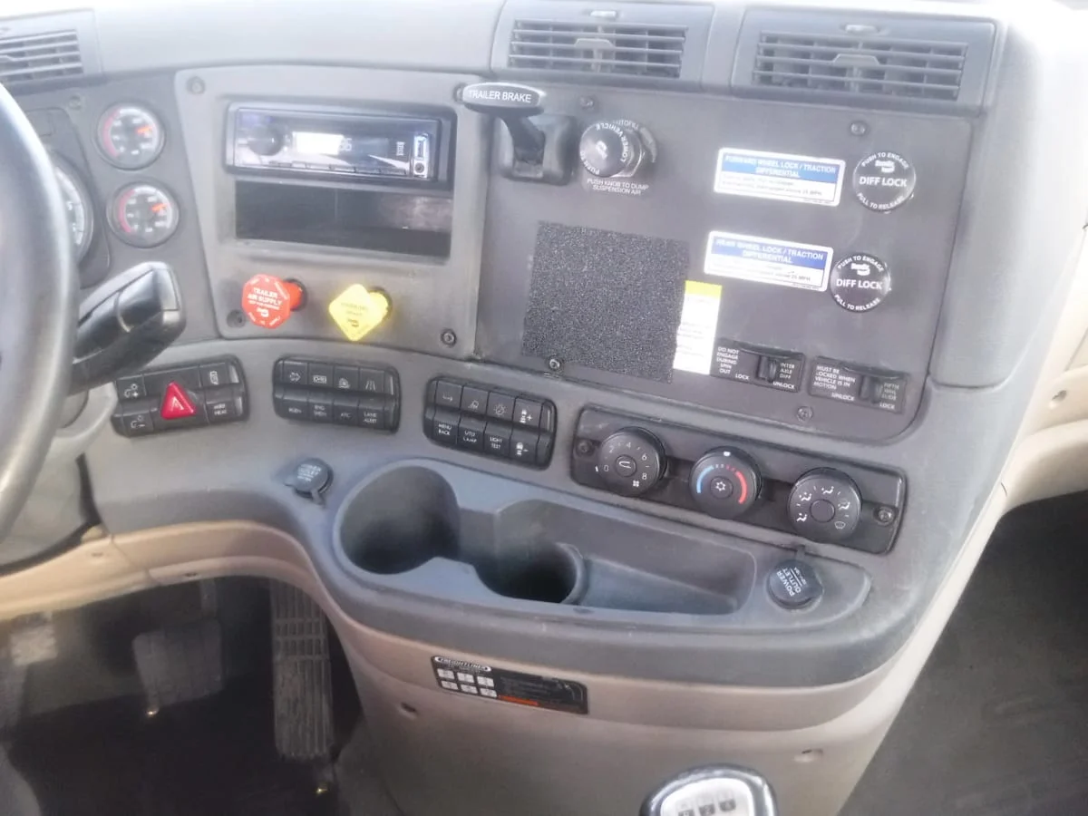 2018 Freightliner Cascadia - image 12
