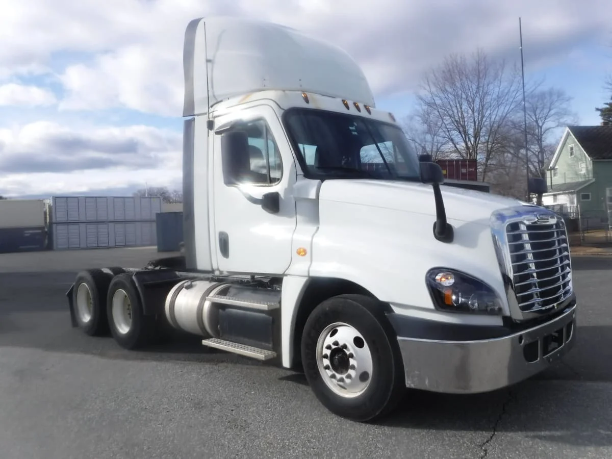 2018 Freightliner Cascadia - image 3