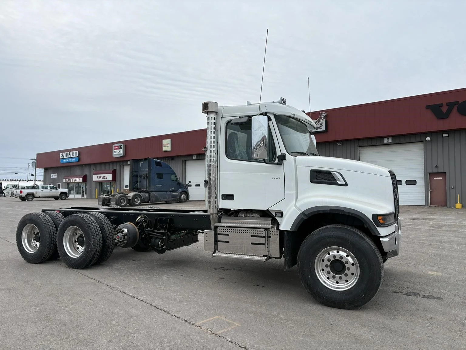 2026 Volvo VHD 300 in Hermon, ME — photo 3