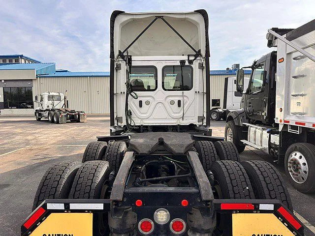 2021 Freightliner Cascadia in London, OH — photo 5