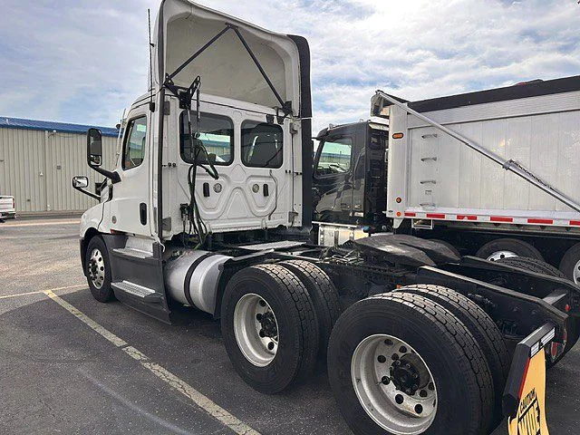 2021 Freightliner Cascadia in London, OH — photo 6