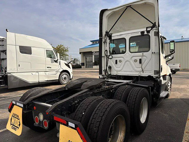 2021 Freightliner Cascadia in London, OH — photo 4