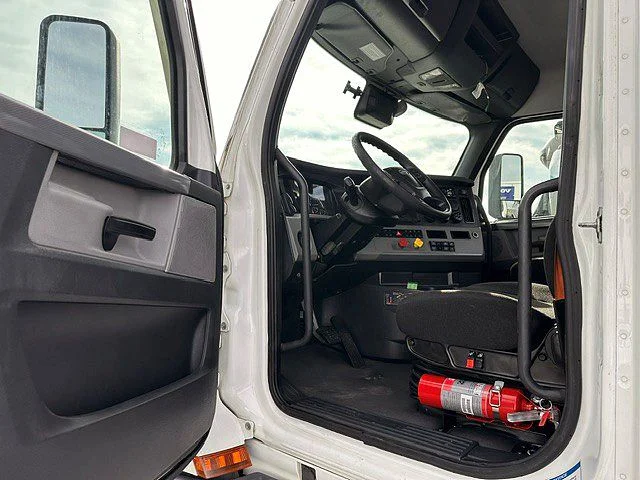 2021 Freightliner Cascadia in London, OH — photo 8