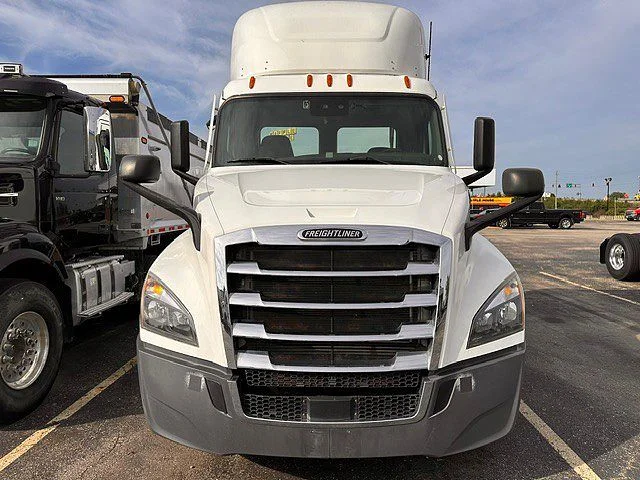 2021 Freightliner Cascadia in London, OH — photo 2