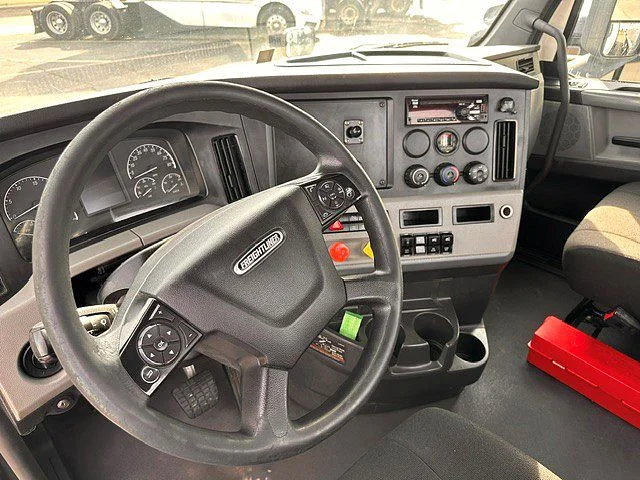 2021 Freightliner Cascadia in London, OH — photo 10