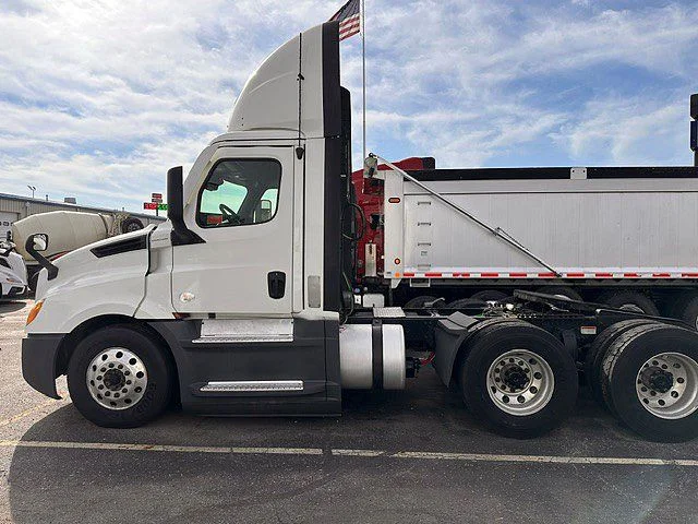 2021 Freightliner Cascadia in London, OH — photo 7