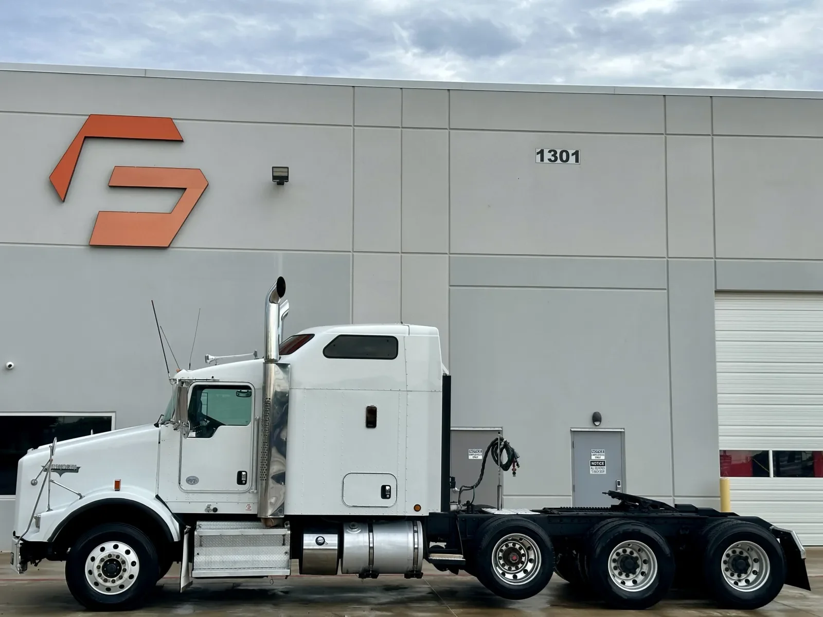 2012 Kenworth T800 - image 4