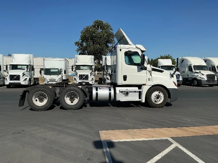 2020 Freightliner Cascadia in Stockton, CA — photo 8