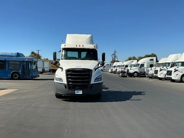 2020 Freightliner Cascadia in Stockton, CA — photo 2