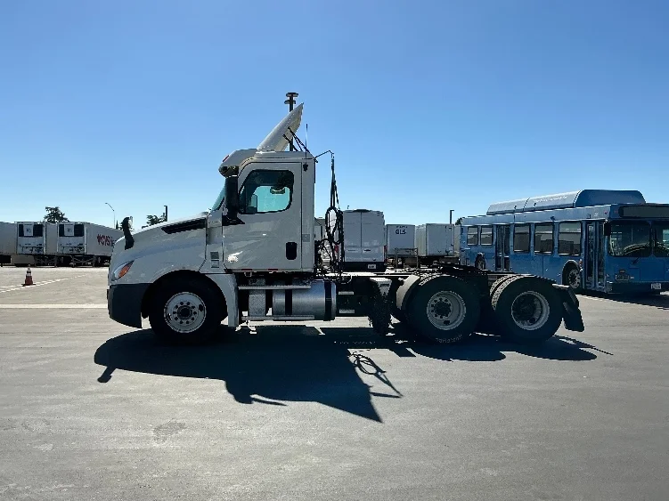 2020 Freightliner Cascadia in Stockton, CA — photo 4
