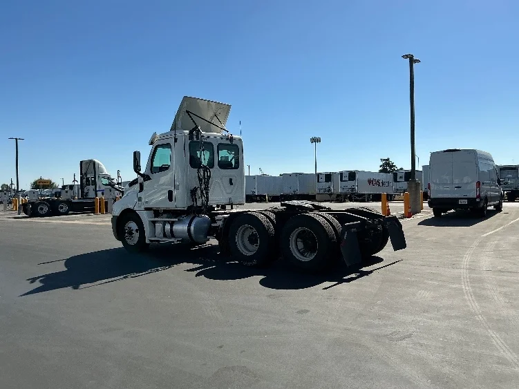 2020 Freightliner Cascadia in Stockton, CA — photo 5