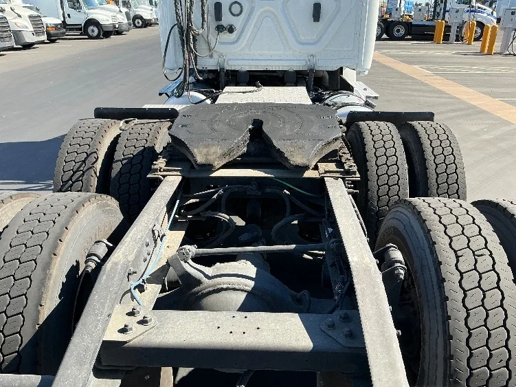 2020 Freightliner Cascadia in Stockton, CA — photo 6