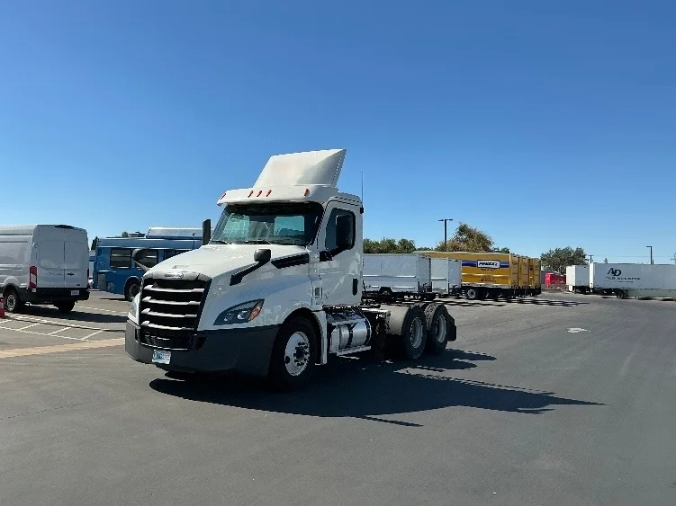 2020 Freightliner Cascadia in Stockton, CA — photo 3