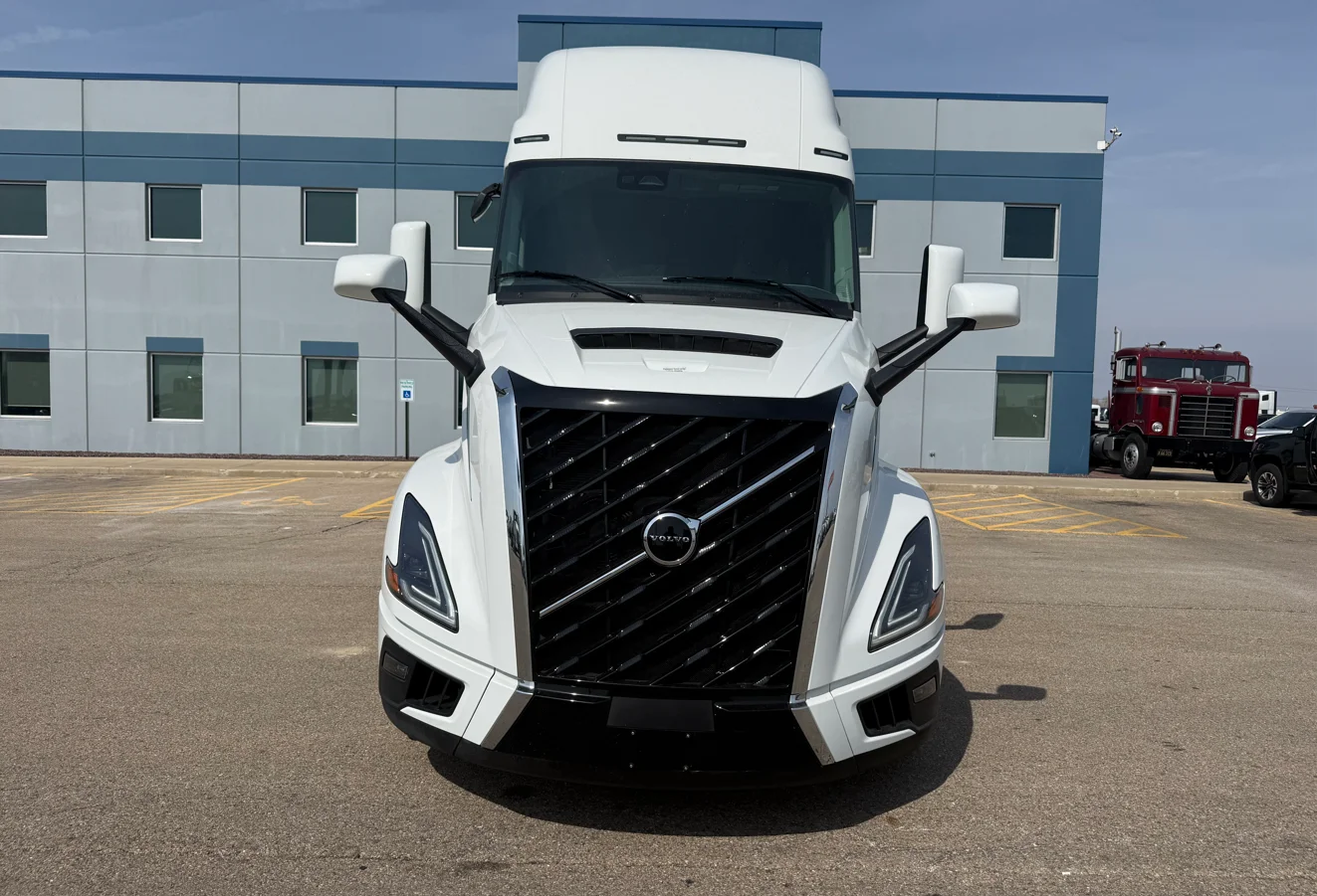 2027 Volvo VNL 860 - image 2