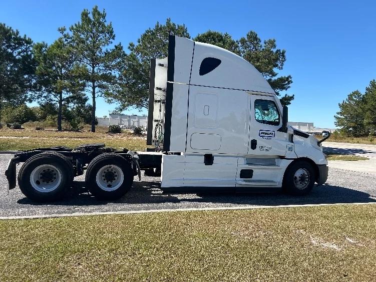 2021 Freightliner Cascadia - image 8