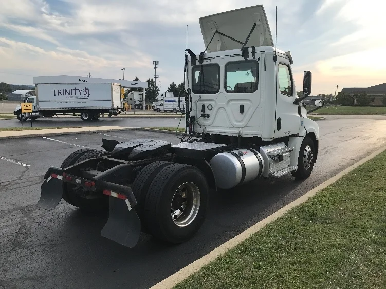 2019 Freightliner Cascadia in Allentown, PA — photo 7
