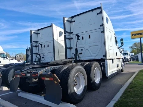 2021 Freightliner Cascadia - image 6