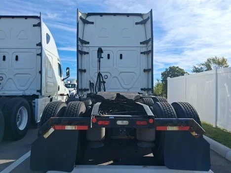 2021 Freightliner Cascadia - image 5