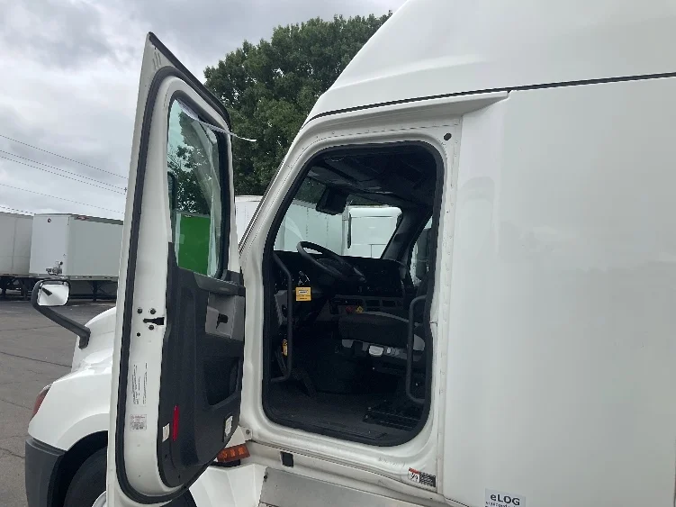 2021 Freightliner Cascadia - image 8