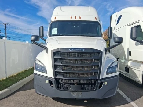 2021 Freightliner Cascadia - image 2