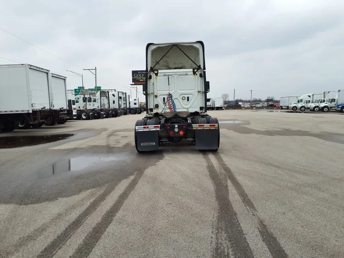 2019 Freightliner Cascadia in Clarksville, IN — photo 5
