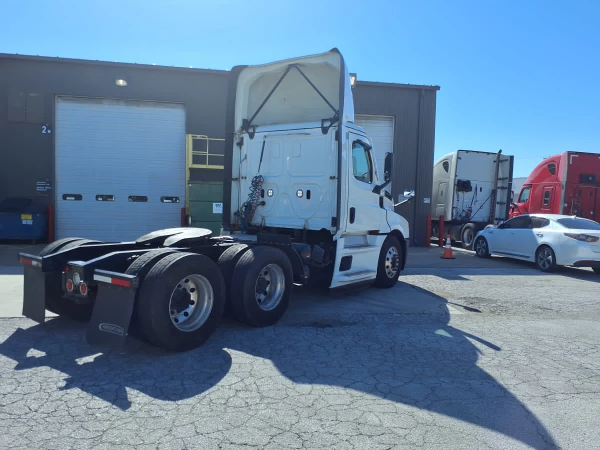 2022 Freightliner Cascadia in Fort Worth, TX — photo 4