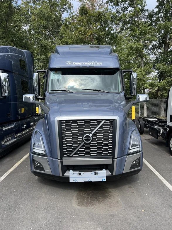 2025 Volvo VNL 860 in Gainesville, VA — photo 3
