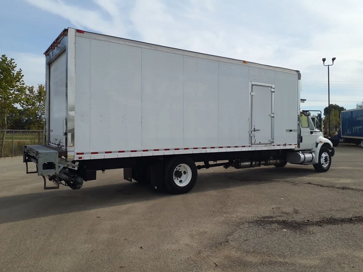 2017 International 4300 - image 4