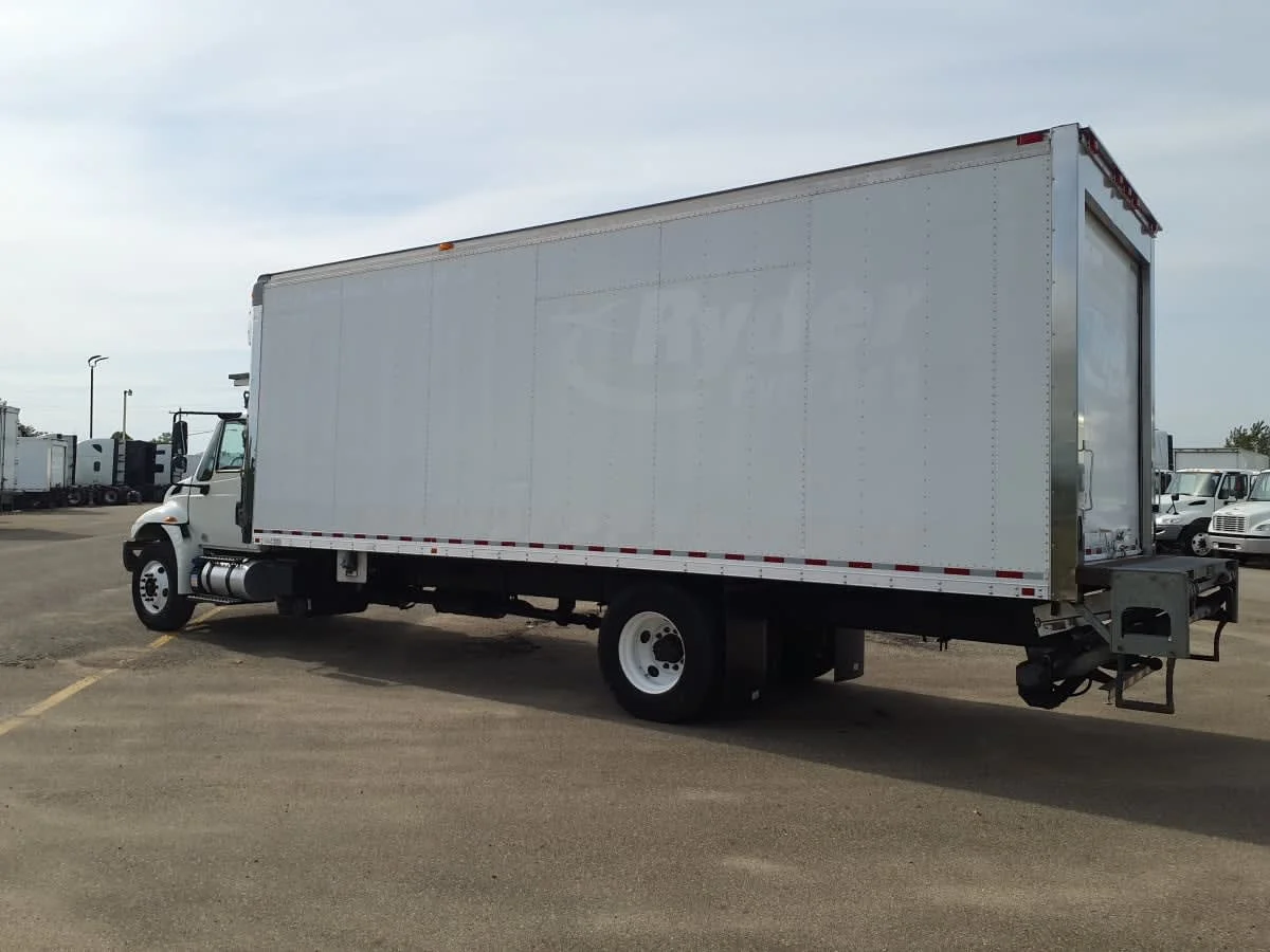 2017 International 4300 - image 6