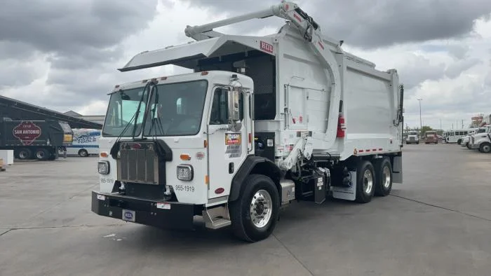 2025 Peterbilt 520 — photo 2
