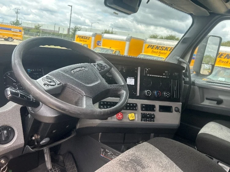 2022 Freightliner Cascadia - image 10