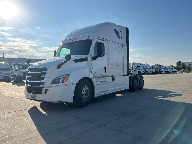 2022 Freightliner Cascadia - image 3