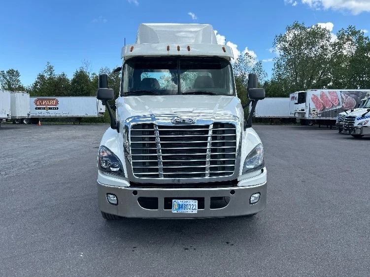2019 Freightliner Cascadia in Watertown, NY — photo 2