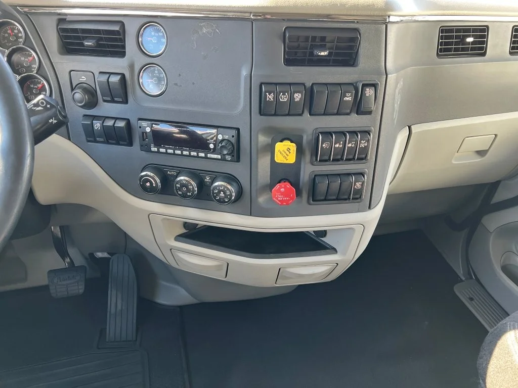 2021 Peterbilt 579 in Evansville, IN — photo 16