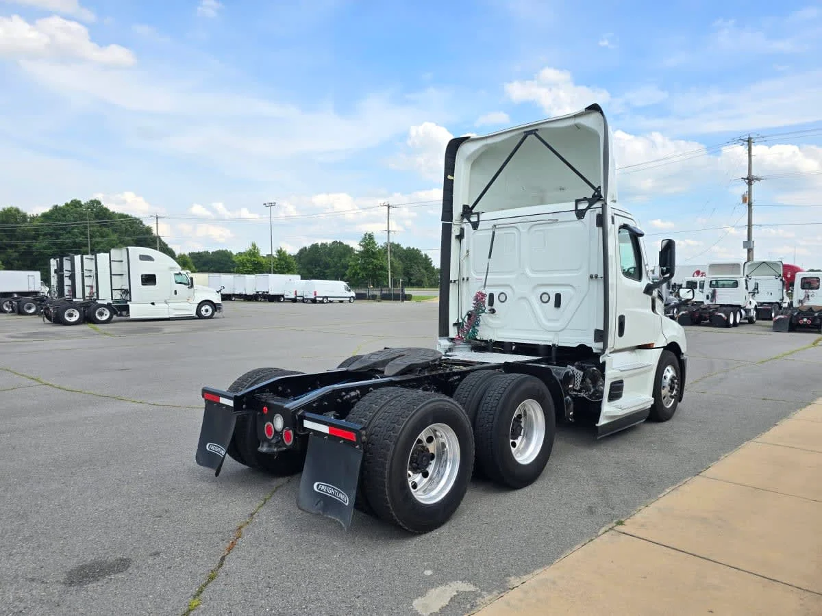 2022 Freightliner Cascadia in North Little Rock, AR — photo 4