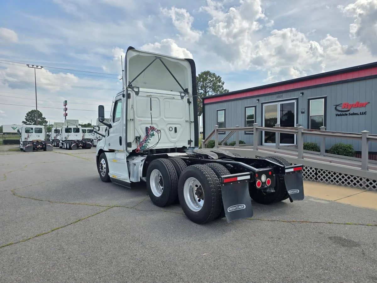 2022 Freightliner Cascadia in North Little Rock, AR — photo 6