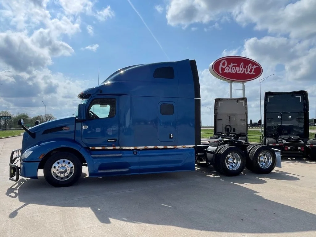 2022 Peterbilt 579 - image 2